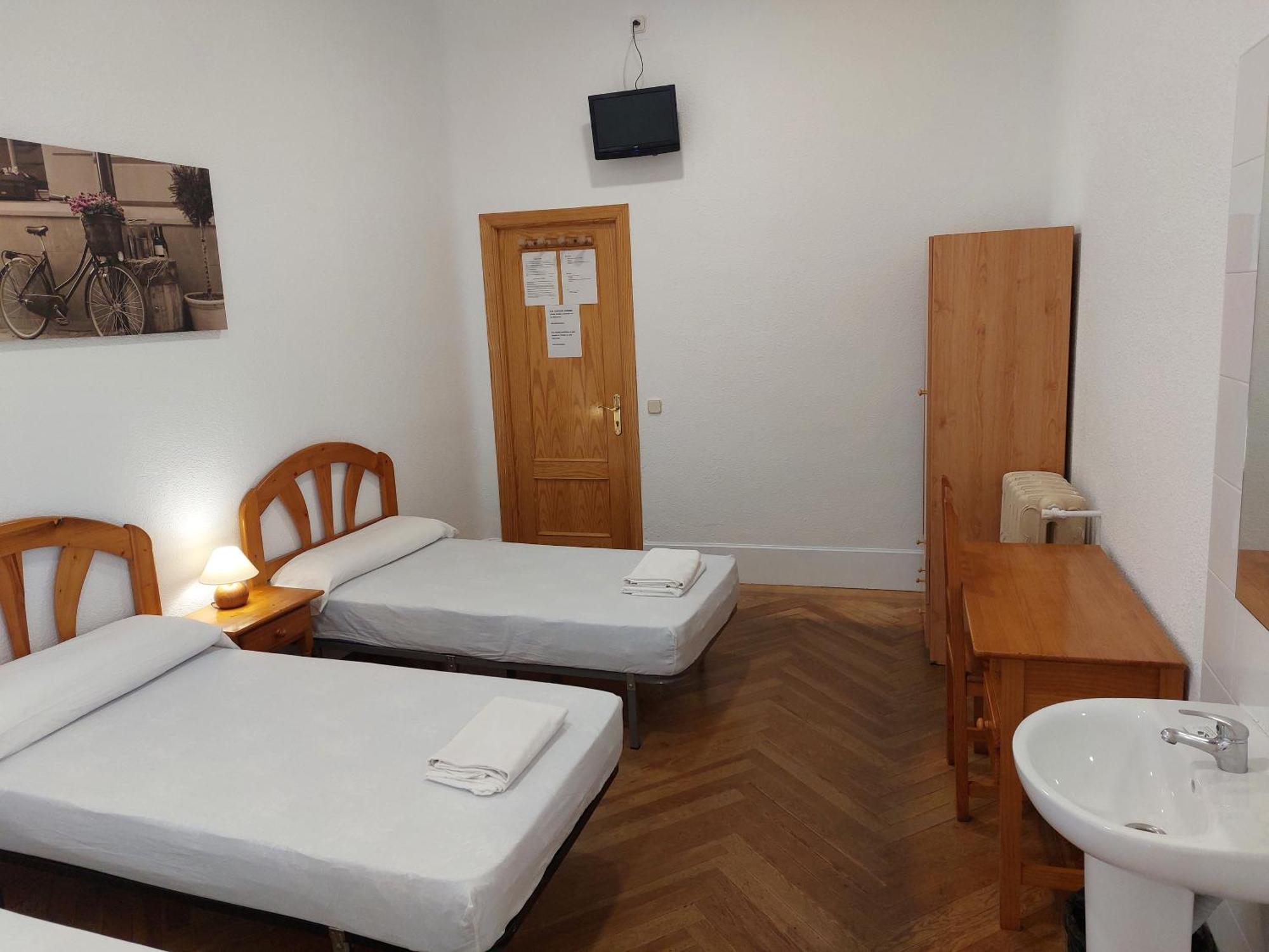 Hostal Miralva Мадрид Экстерьер фото