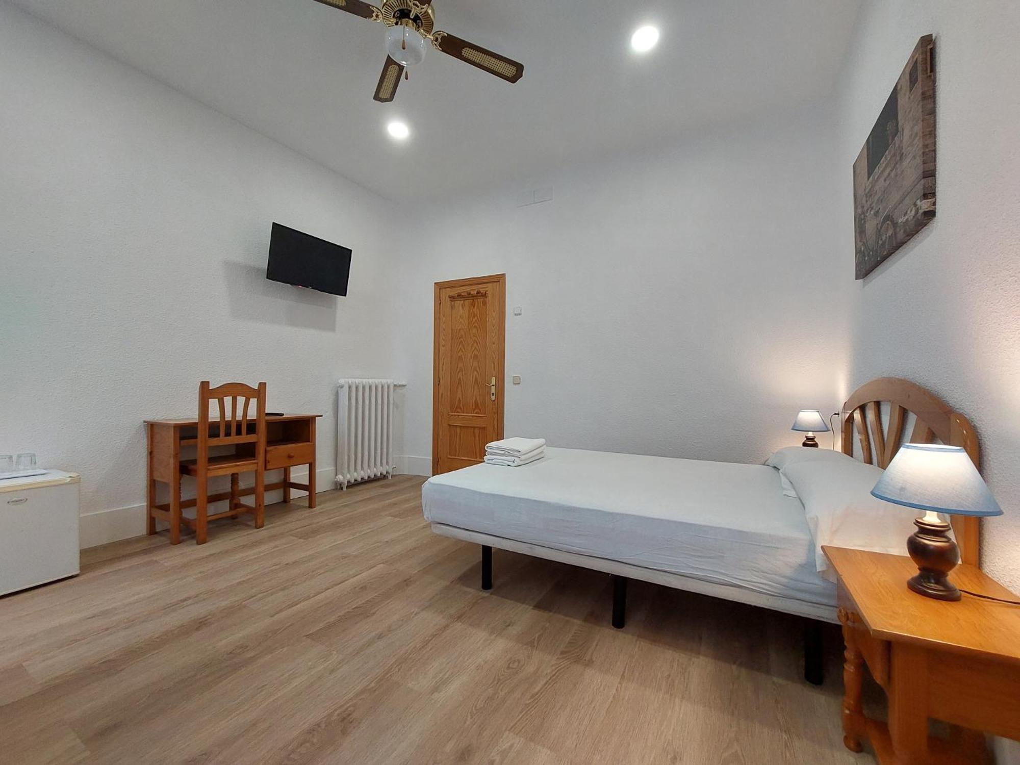 Hostal Miralva Мадрид Экстерьер фото