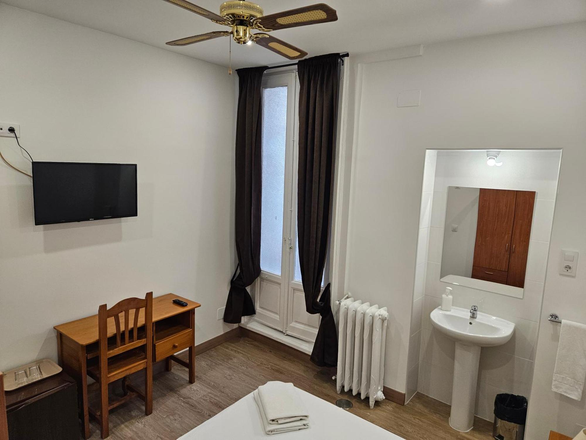 Hostal Miralva Мадрид Экстерьер фото