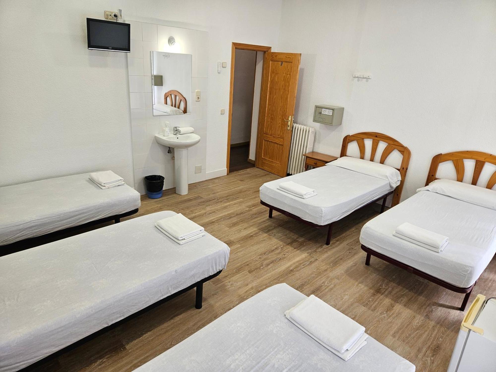 Hostal Miralva Мадрид Экстерьер фото