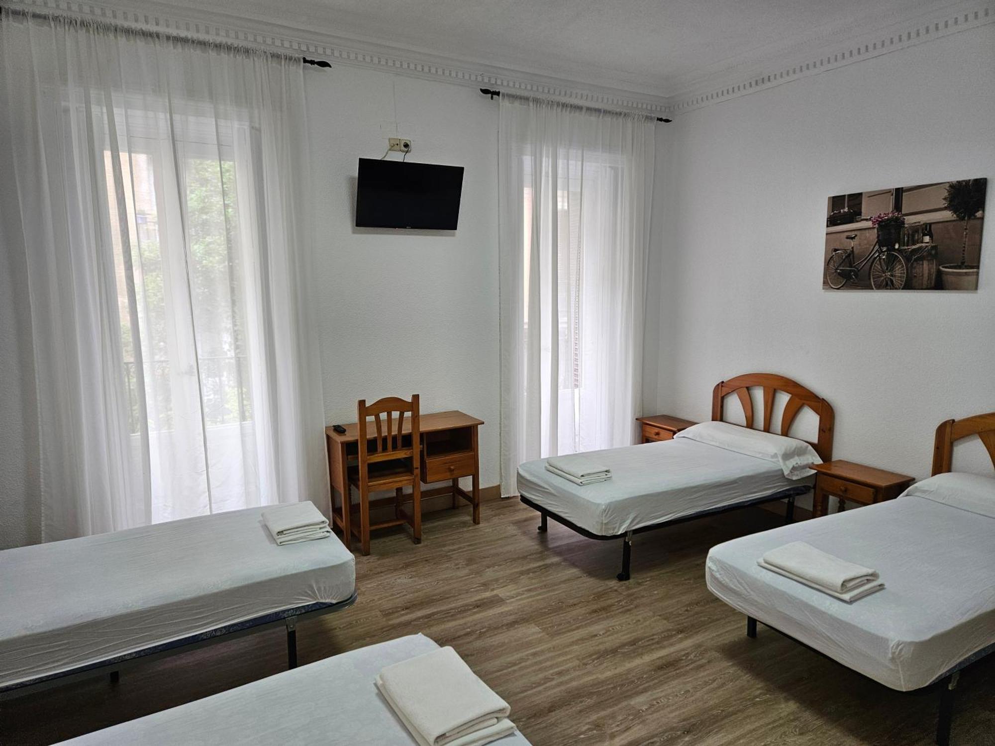 Hostal Miralva Мадрид Экстерьер фото